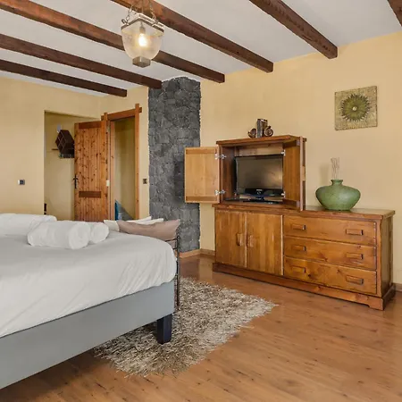 Karat Kanaria Willa *